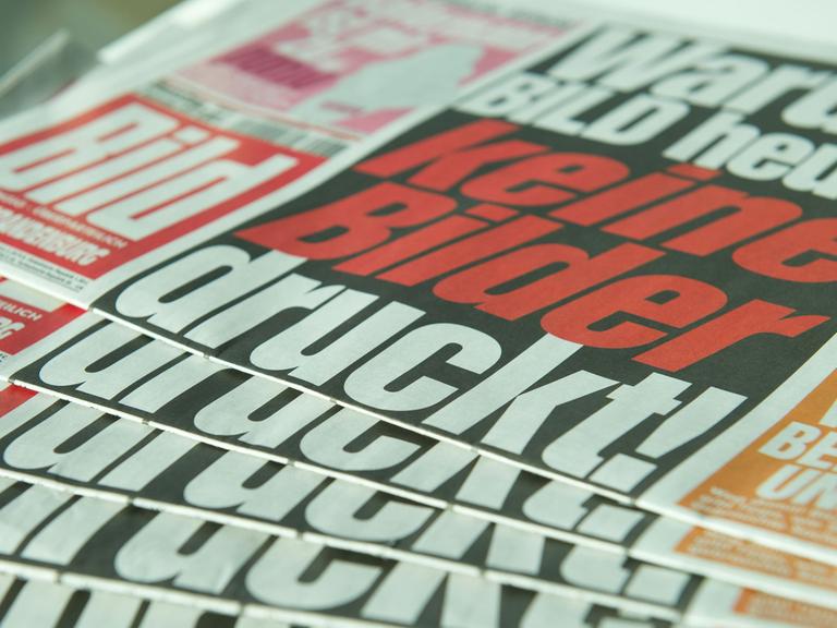 "Warum Bild heute keine Bilder druckt" lautet die Titelzeile der "BILD"-Zeitung vom 08.09.2015 in Berlin. Die sonst so bildstarke Zeitung hat in ihrer heutigen Ausgabe statt Fotos graue, leere Felder gedruckt. Man will nach eigenen Angaben damit zeigen, wie wichtig Fotos im Journalismus sind und bezieht sich damit auf die kontroverse Diskussion um das weltweit verbreitete Bild des ertrunkenen Flüchtlingskindes Aylan. Foto: Thalia Engel/dpa