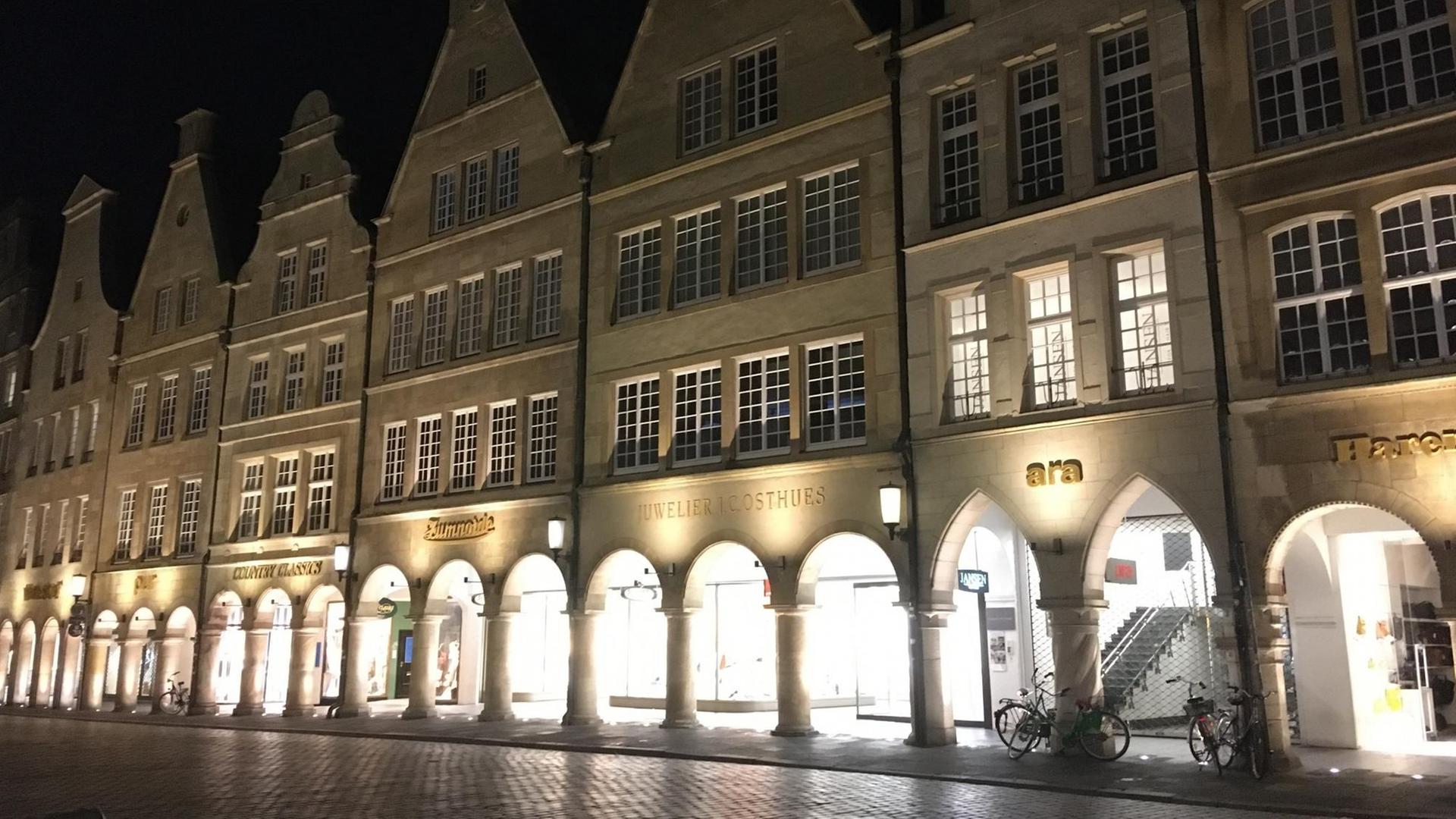 Der Prinzipalmarkt in Münster mit seinen gotischen Giebelhäusern bei Nacht.