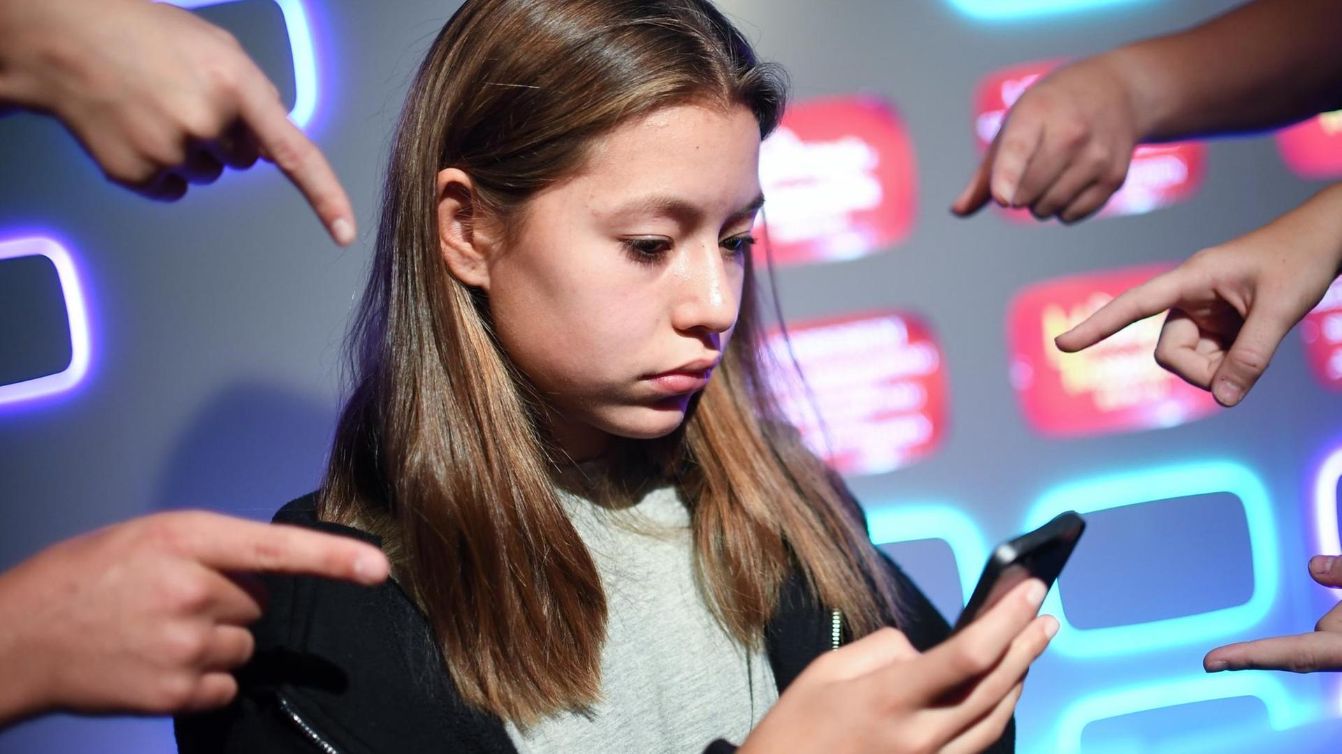 In einer gestellten Szene zeigen Schüler am 11.09.2017 in Berlin im Madame Tussauds beim "1. Symposium gegen Cybermobbing und für einen sicheren Umgang mit sozialen Medien" mit dem Finger auf eine andere Schülerin.