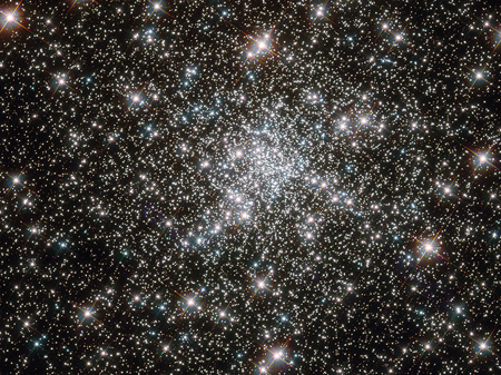 Die Zentralregion des kugelförmigen Sternhaufens NGC 6752, aufgenommen mit dem Hubble-Weltraumteleskop