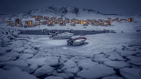 Der winterlichen Hafen von Nuuk (Grönland).