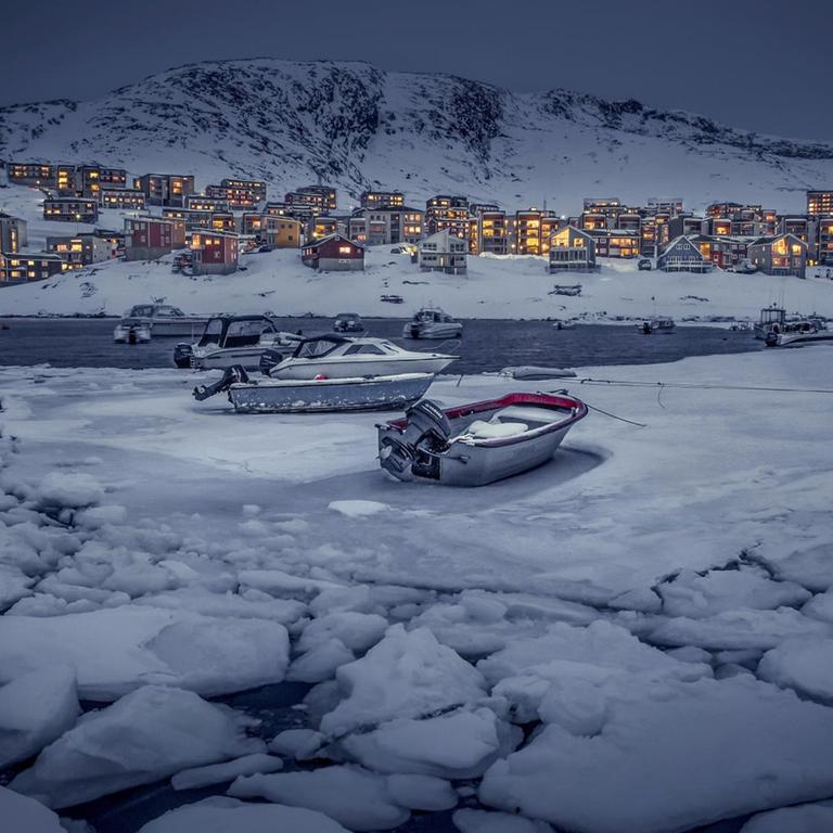 Der winterlichen Hafen von Nuuk (Grönland).