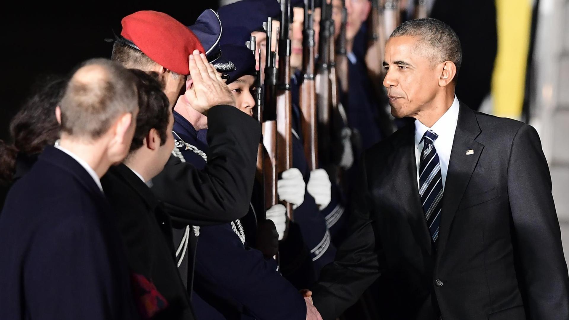 Barack Obama wird von einer Ehrengarde am Flughafen Berlin-Tegel begrüßt