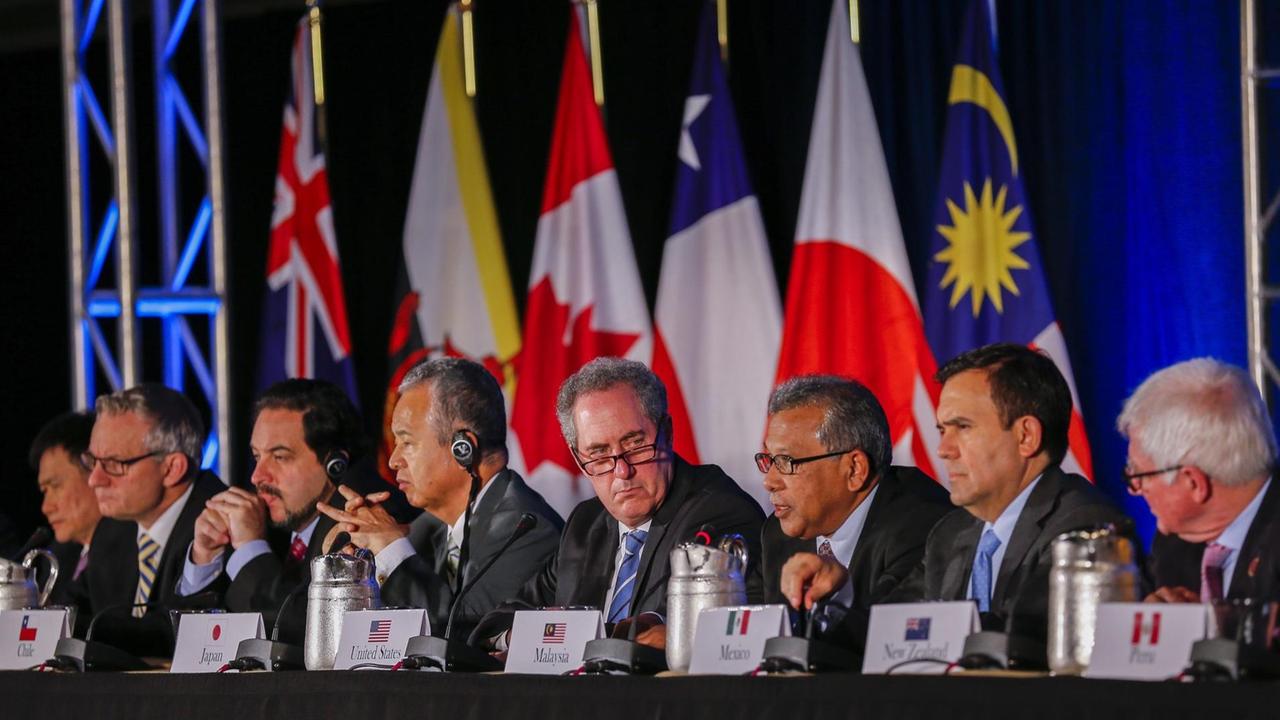 US-Handelsbeauftrager Michael Froman (m) mit internationalen Kollegen bei der Abschlusssitzung des Treffens um das TPP in Atlanta, Georgia.