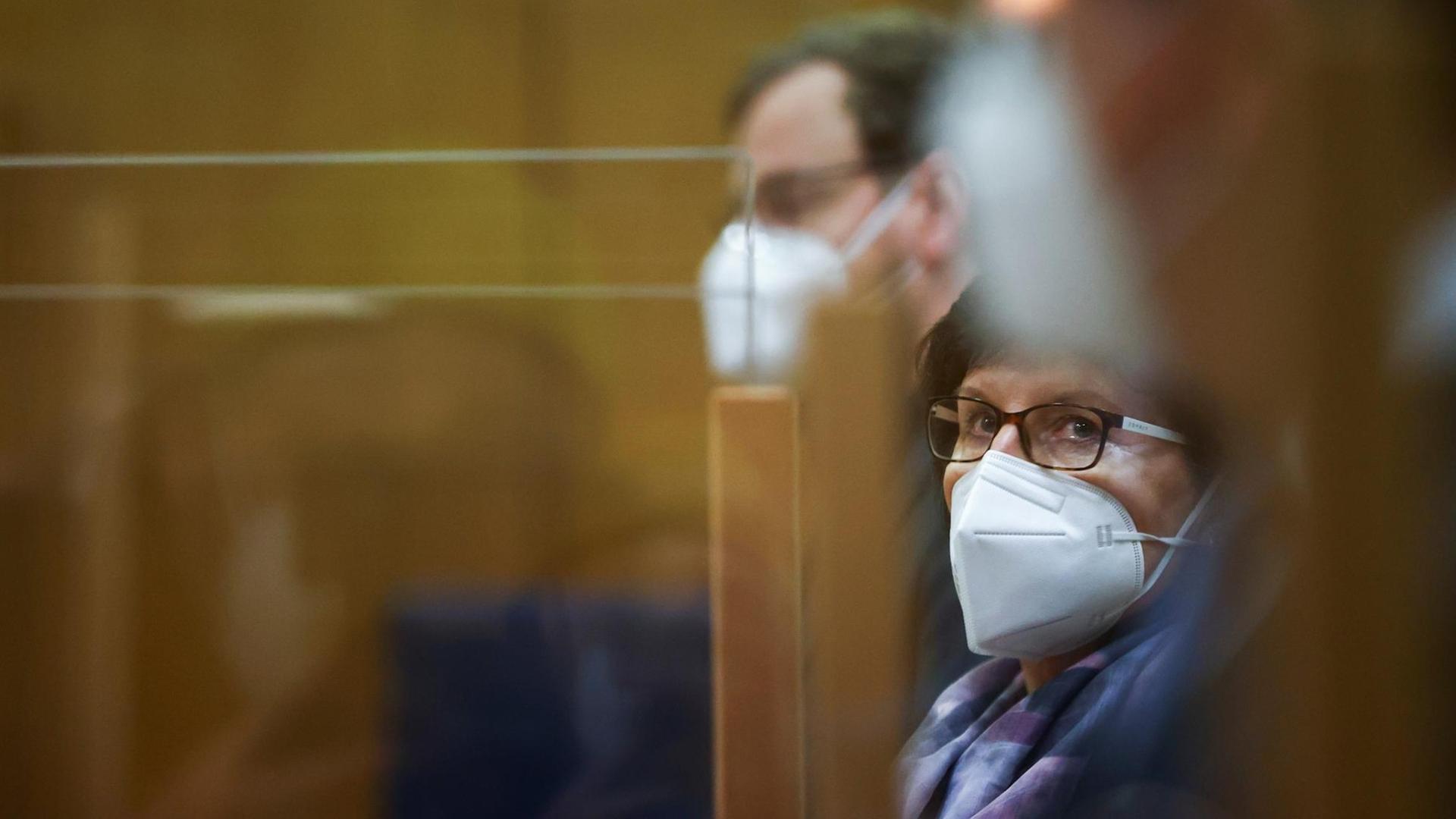Die Witwe des ermordeten Kasseler Regierungspräsidenten Lübcke, Irmgard Braun-Lübcke, steht zwischen ihren Söhnen im Gerichtssaal, während der Urteilsverkündung im Prozess wegen des Mordes an ihrem Ehemann.