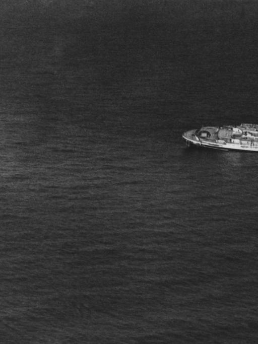 Ein Schiff der amerikanischen Marine nimmt Kurs auf ein paar im Meer treibende Rettungsboote des Luxus-Liners "Andrea Doria".