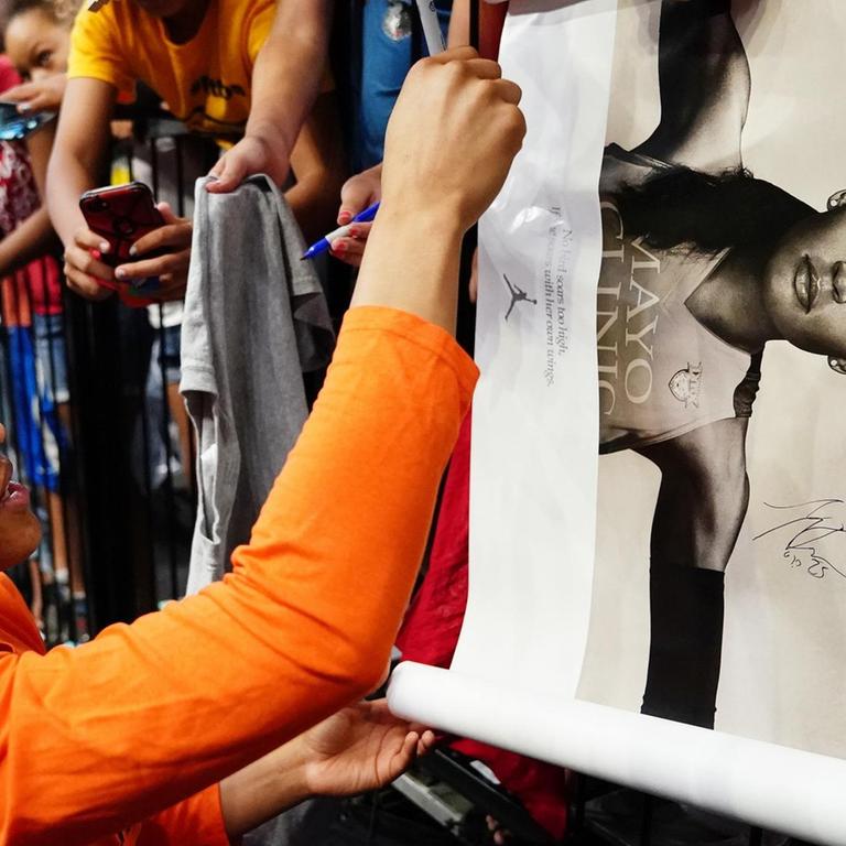 Die US-Basketballerin Maya Moore schriebt Autogramme für ihre Fans. 