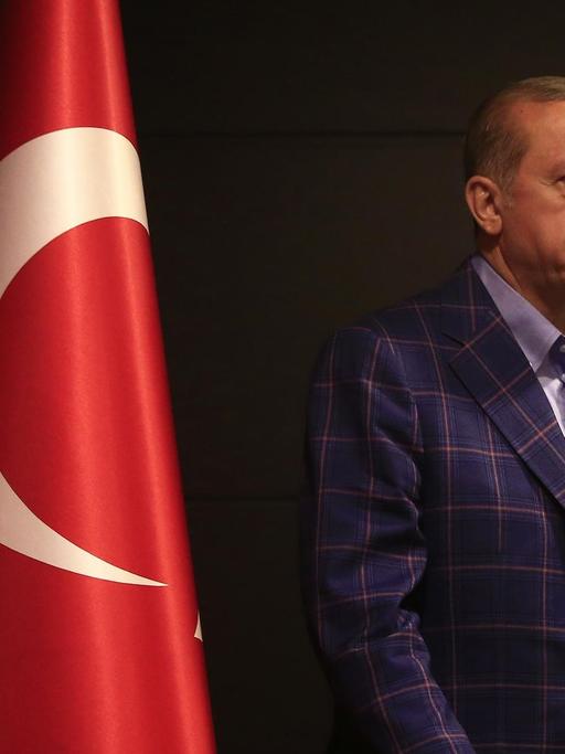 Der türkische Präsident Recep Tayyip Erdogan verlässt einen Raum nach einer Pressekonferenz über das Referendum in der Türkei.