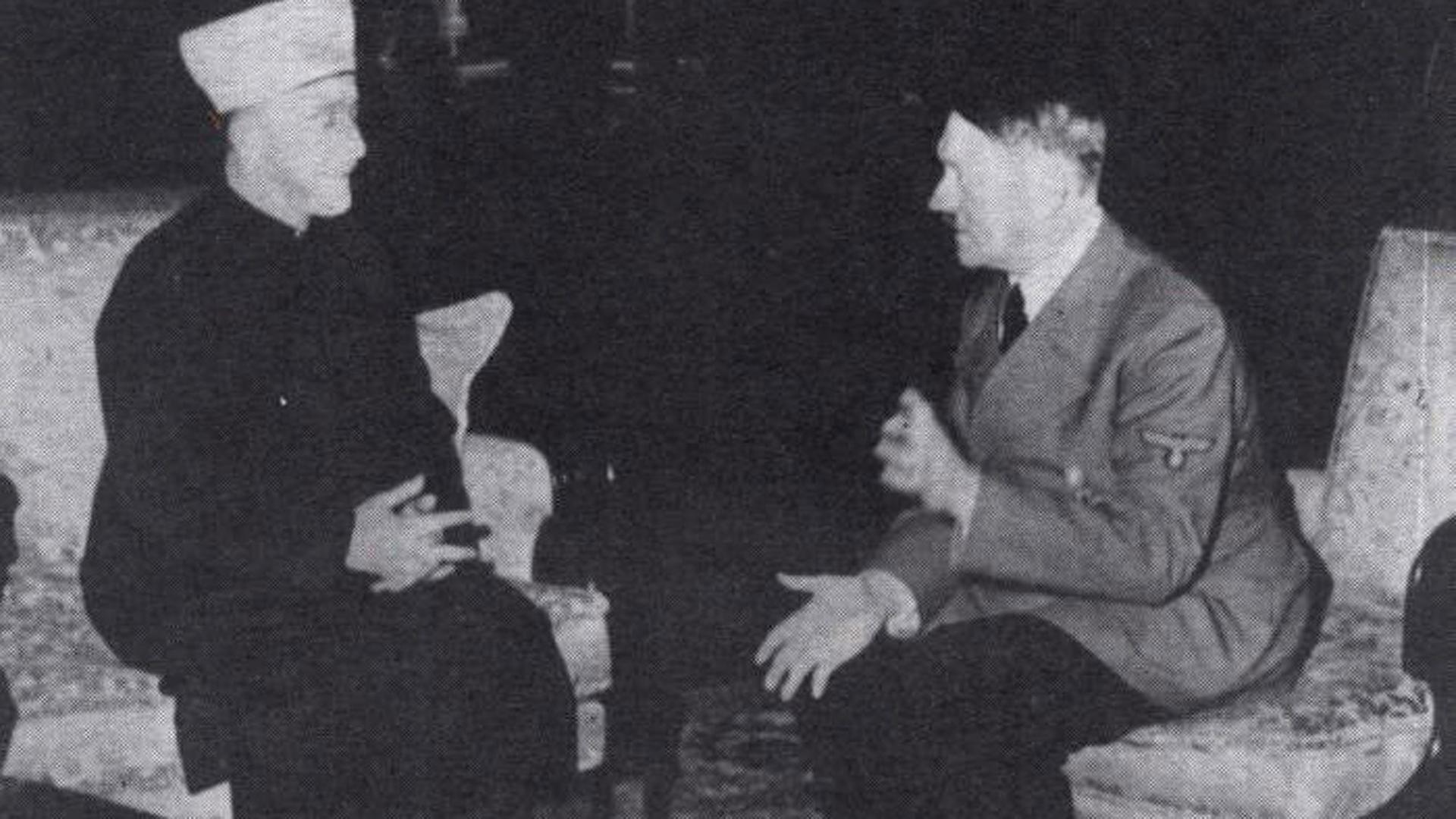 Adolf Hitler und der Großmufti von Jerusalem, Mohammad Amin Al-Husseini sitzen sich bei einem Treffen 1941 in Berlin gegenüber und sprechen.
