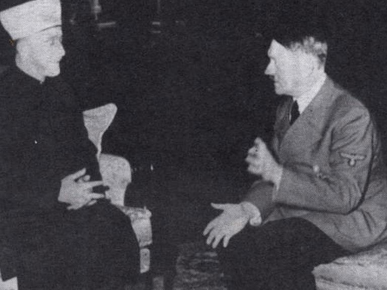Adolf Hitler und der Großmufti von Jerusalem, Mohammad Amin Al-Husseini sitzen sich bei einem Treffen 1941 in Berlin gegenüber und sprechen.