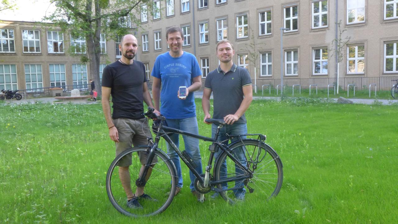 Von links nach rechts: Verkehrswissenschaftler Sven Fröhlich von der TU Dresden, Informatiker Thomas Springer und Sebasitan Pape, Verkehrswissenschaftler und Testfahrer der App Bike Now.