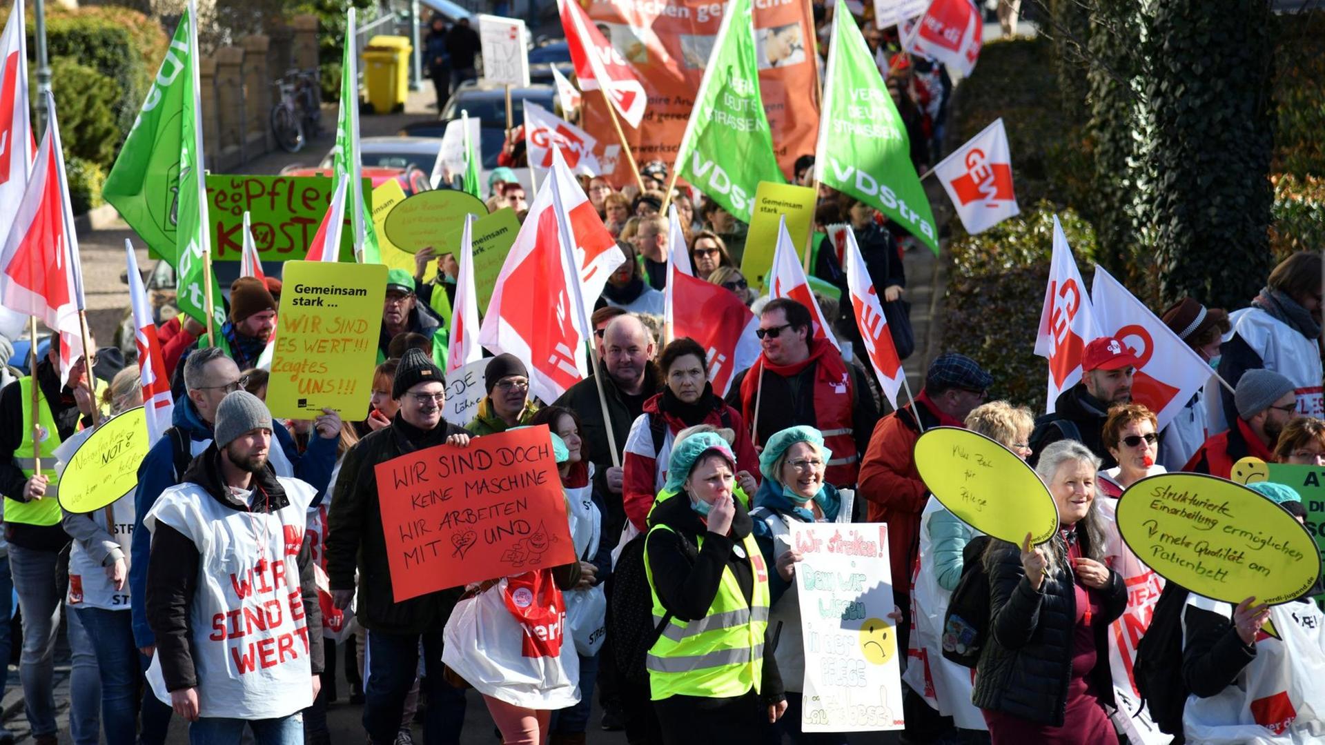 Thüringen, Jena: Streikende aus dem öffentlichen Dienst laufen demonstrierend durch die Innenstadt. Die Gewerkschaften Verdi, GEW, GdP und IG Bauen-Agrar-Umwelt fordern sechs Prozent mehr Gehalt, mindestens aber 200 Euro pro Monat mehr.
