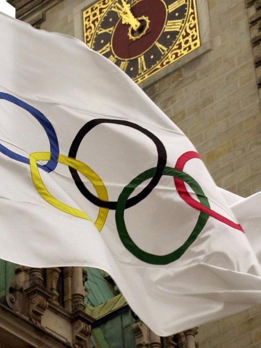 Die Olympische Flagge weht am 03.11.2001 vor dem Hamburger Rathaus.