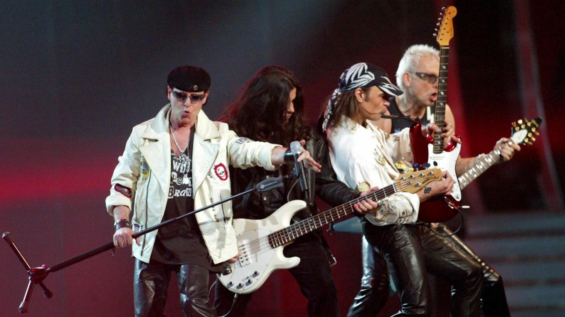 Die Rockband Scorpions auf der Bühne bei der Interpretation ihres Songs "Wind of Change" 2004.