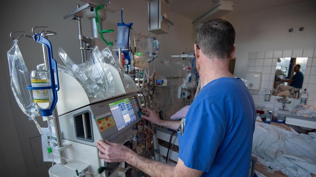 Ein Arzt bedient ein Dialysegerät auf einer Intensivstation in Baden-Württemberg.