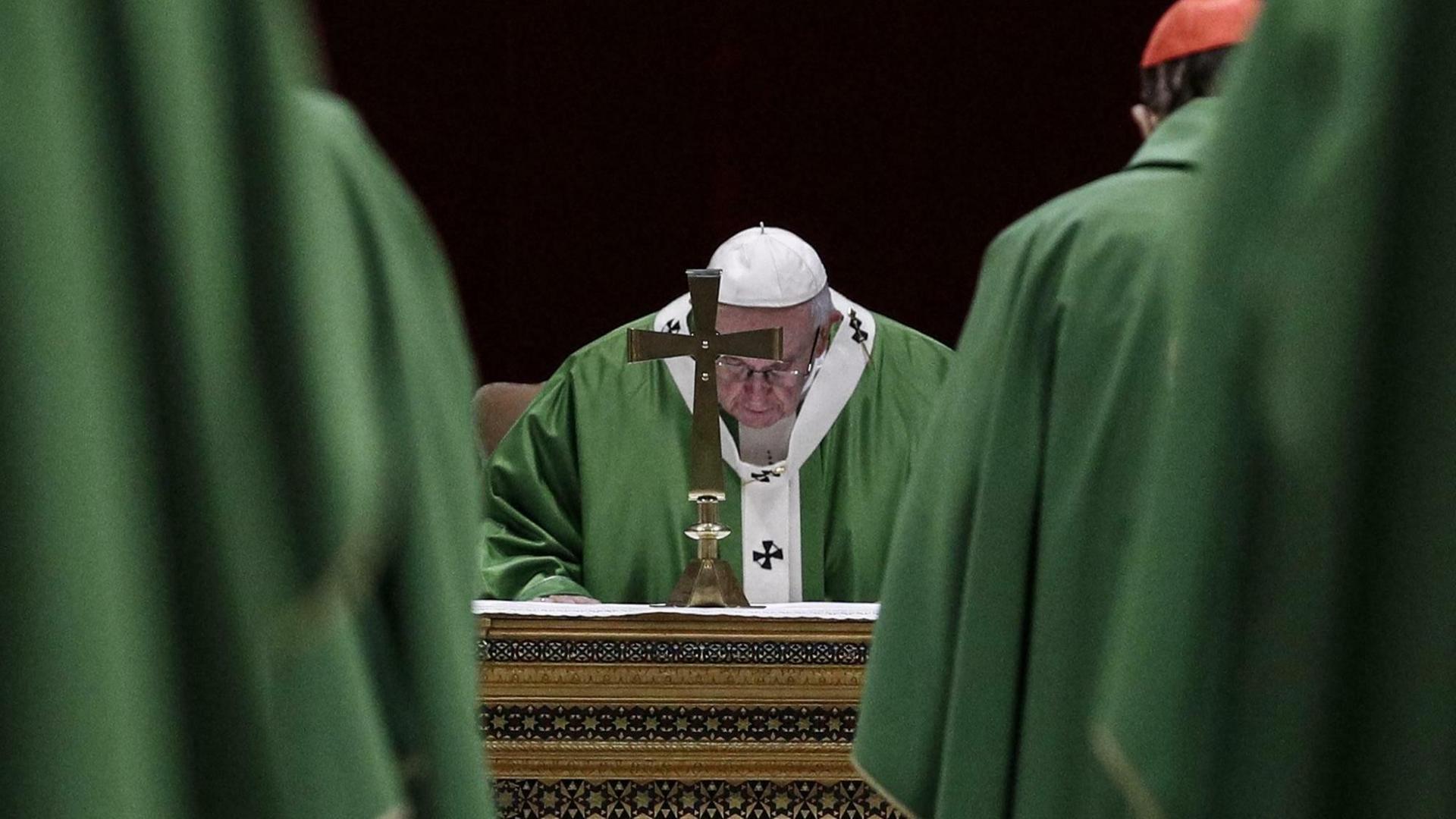 24.02.2019, Italien, Vatikanstadt: Papst Franziskus (M) feiert eine Messe zum Abschluss des Gipfeltreffens der Katholischen Kirche zum Thema Missbrauch.