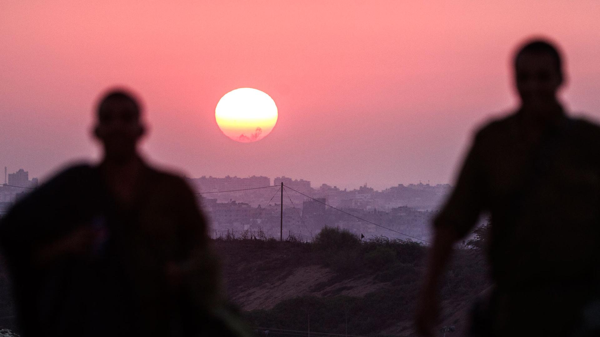 Zwei Soldaten betrachten den Sonnenuntergang über dem Gazastreifen am 4. August 2014.