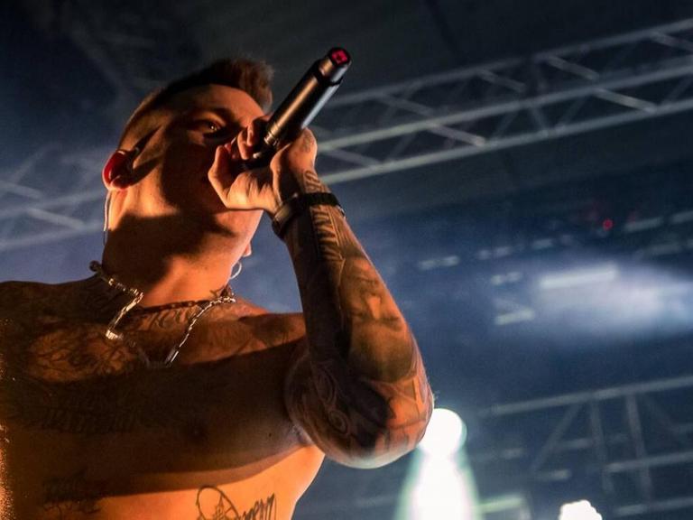 Musik - Rapper Apache 207 und die Liebe zur Heimat per Tattoo - Kultur -  SZ.de