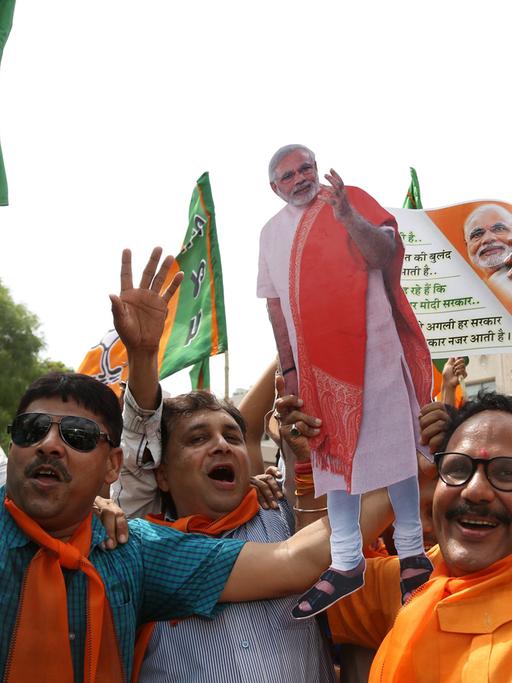 Anhänger der indischen Oppositionspartei BJP feiern sich als Wahlsieger.