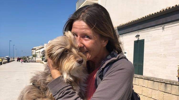 May-Britt Asmussen mit ihrem Hund auf dem Arm.
