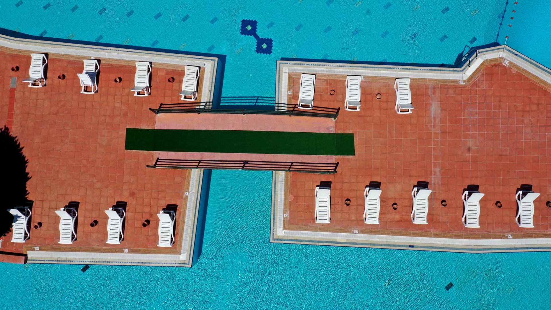 Luftaufnahme des Aquaparks in Kusadasi im türkischen Aydin mit leeren Sonnenliegen an einem leeren Pool, aufgestellt mit jeweils 1,50 Meter Abstand, aufgenommen am 29. Juni 2020.