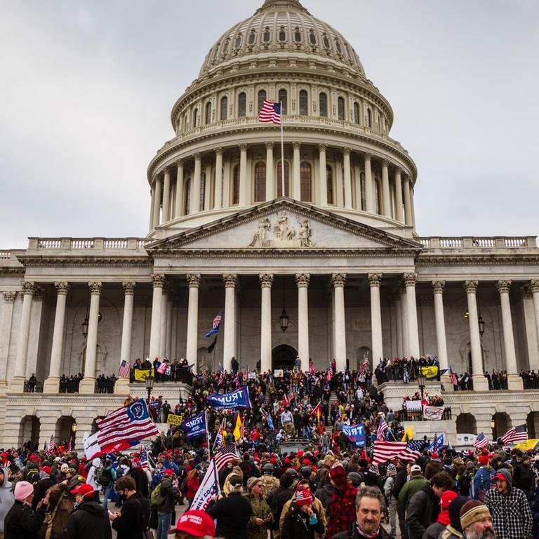 Eine Gruppe von Anhängern des noch amtierenden Präsidenten Donald Trump dringt in das Kapitol in Washington ein, den Sitz des US-Kongresses. 6.Januar 2021.