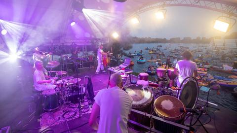 Die Band Orange spielt ein Konzert auf der Seebühne am Großen Dutzendteich vor Zuschauern, die auf ihren eigenen Booten das Konzert verfolgen