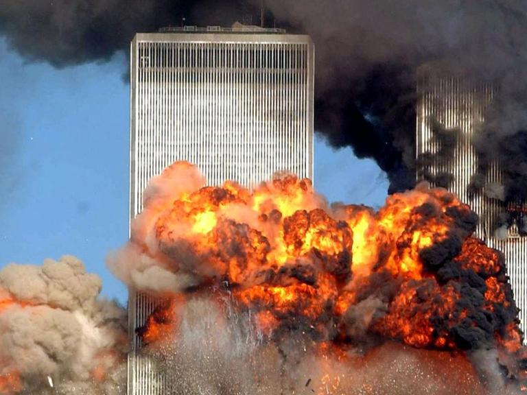 Das zweite Flugzeug explodiert im World Trade Center um 9:03 Uhr am 11. September 2001 in New York, USA
