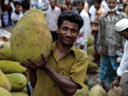 Händler bieten auf einem Mark in Dhaka Jack-Früchte an.