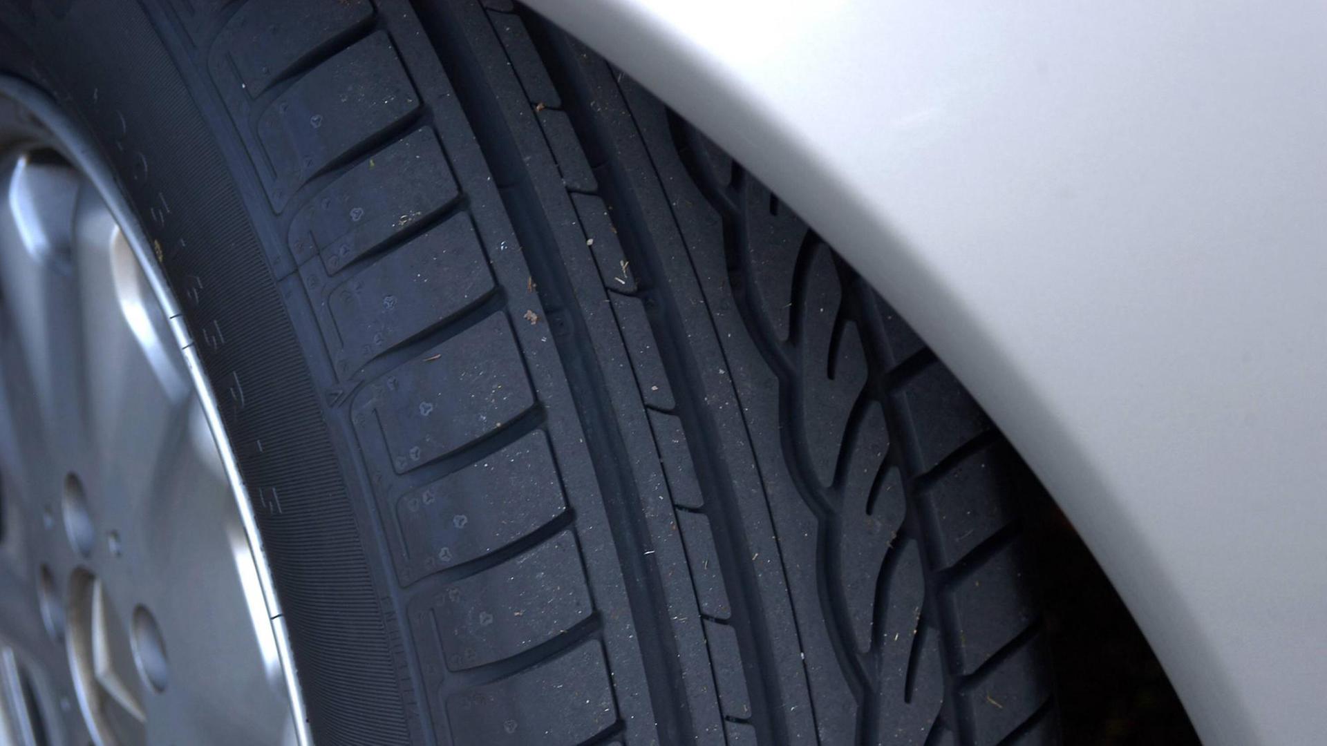 Das Foto zeigt einen Auto-Reifen.