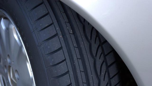 Das Foto zeigt einen Auto-Reifen.