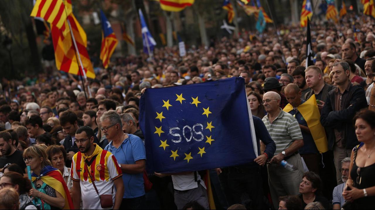 Unterstützer der Unabhängigkeit Kataloniens demonstrieren am 10.10.2017 in Barcelona, Spanien, und halten eine Europa-Flagge hoch. Puigdemont hat die angekündigte Unabhängigkeit von Spanien verschoben und zu Gesprächen aufgerufen. 