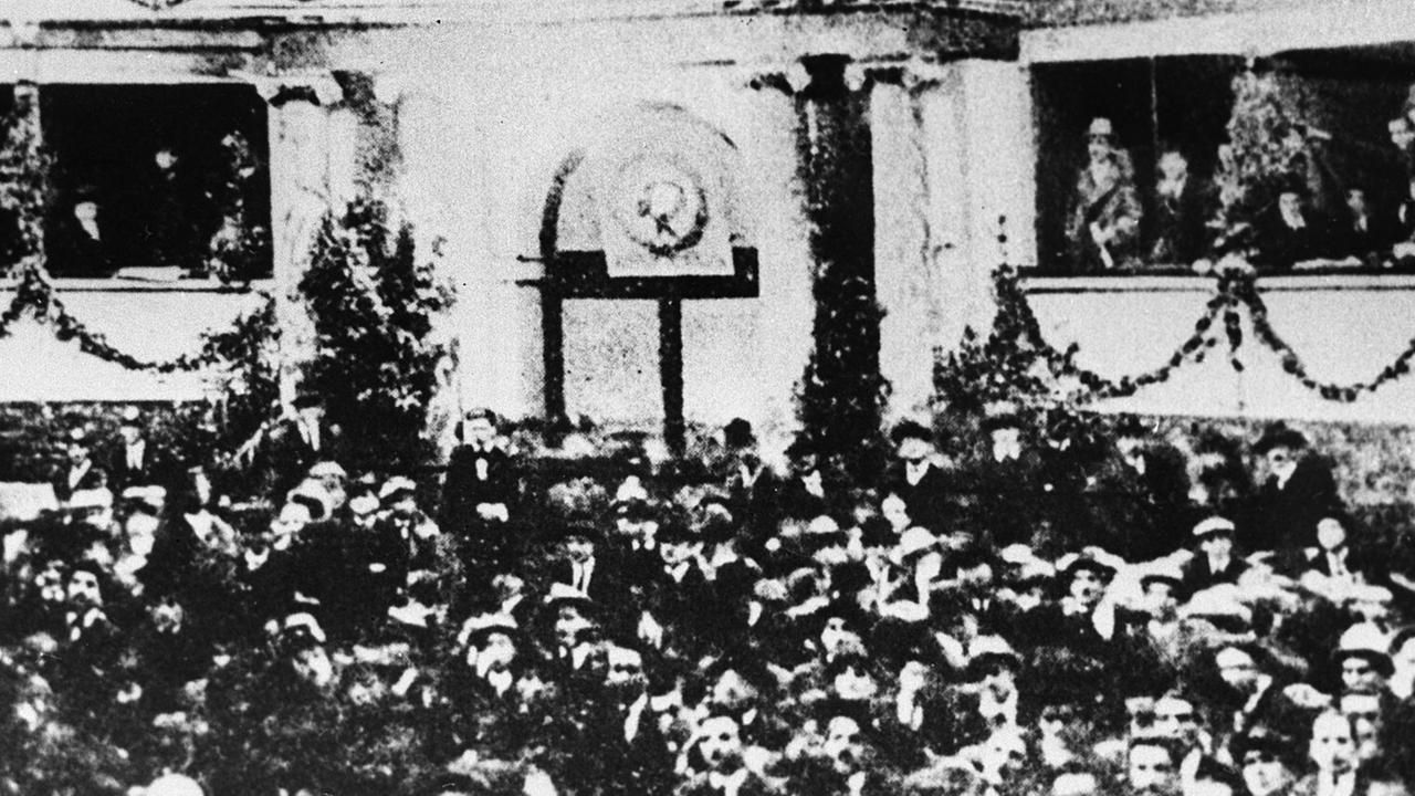 Ein Schwarzweiß-Foto zeigt die Delegierten auf 17. Parteitag der sozialistischen Partei Italiens im Teatro Goldoni von Livorno 