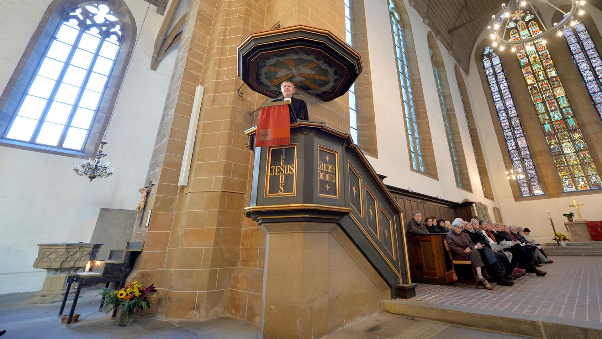 Regionalbischof Christian Stawenow spricht in Erfurt (Thüringen) die Predigt während des Kantatengottesdienstes im Augustinerkloster.