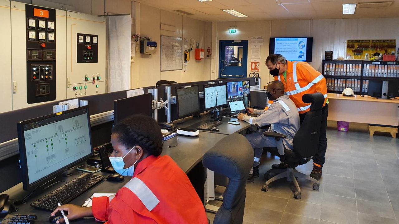 Der Kontrollraum des Methan-Kraftwerks in Kibuye mit Anlagenleiter David Krasner.