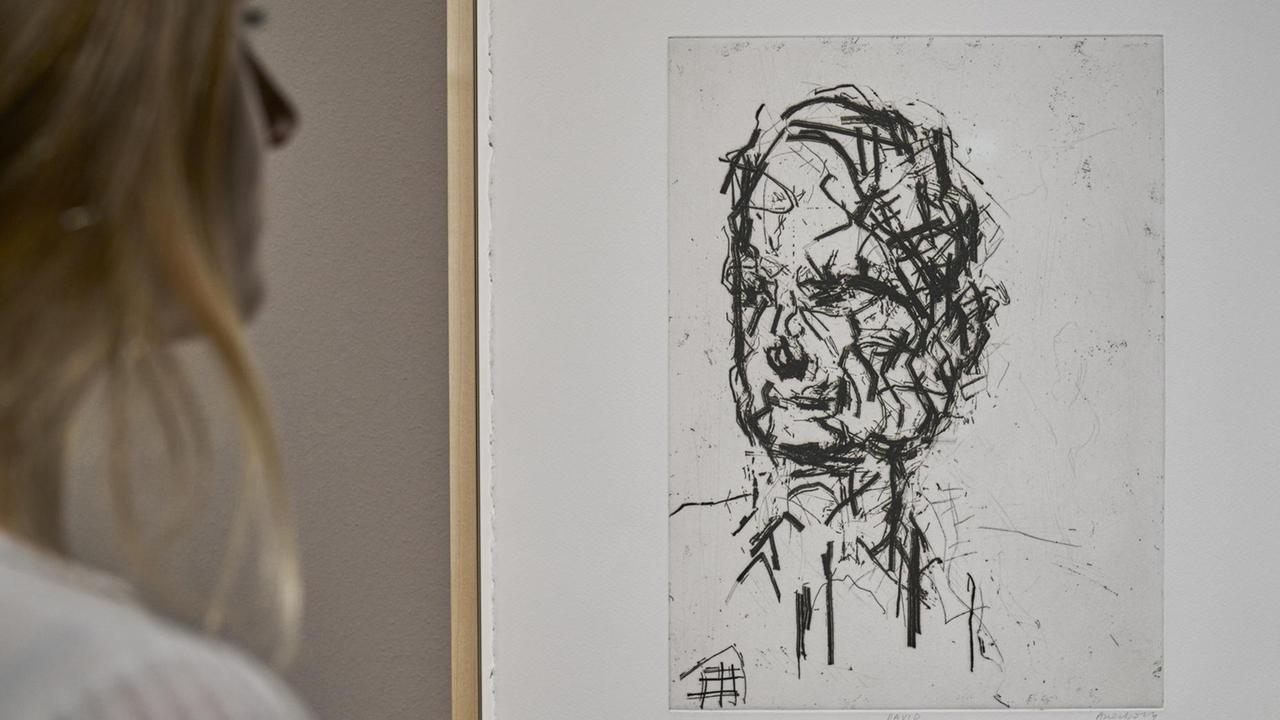 Das Bild "Self-Portrait" von Frank Auerbach hängt im Ausstellungsraum des Städel Museum. Im Vordergrund links das leicht verschwommene seitliche Profil einer Betrachterin