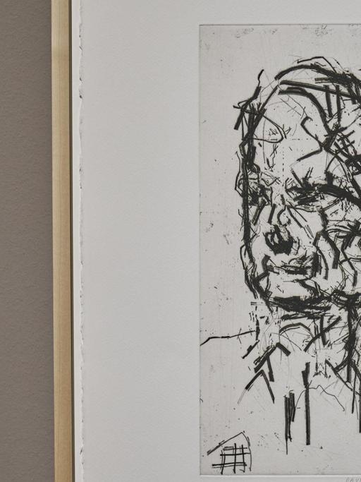 Das Bild "Self-Portrait" von Frank Auerbach hängt im Ausstellungsraum des Städel Museum. Im Vordergrund links das leicht verschwommene seitliche Profil einer Betrachterin