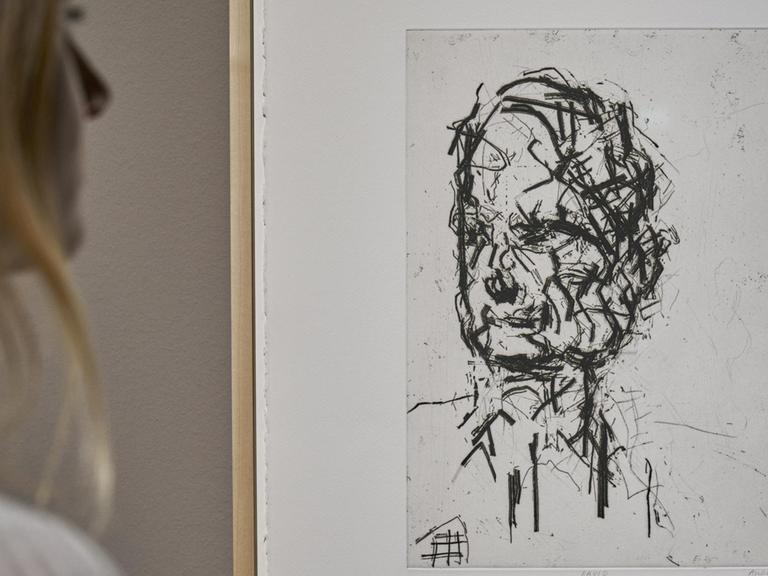 Das Bild "Self-Portrait" von Frank Auerbach hängt im Ausstellungsraum des Städel Museum. Im Vordergrund links das leicht verschwommene seitliche Profil einer Betrachterin