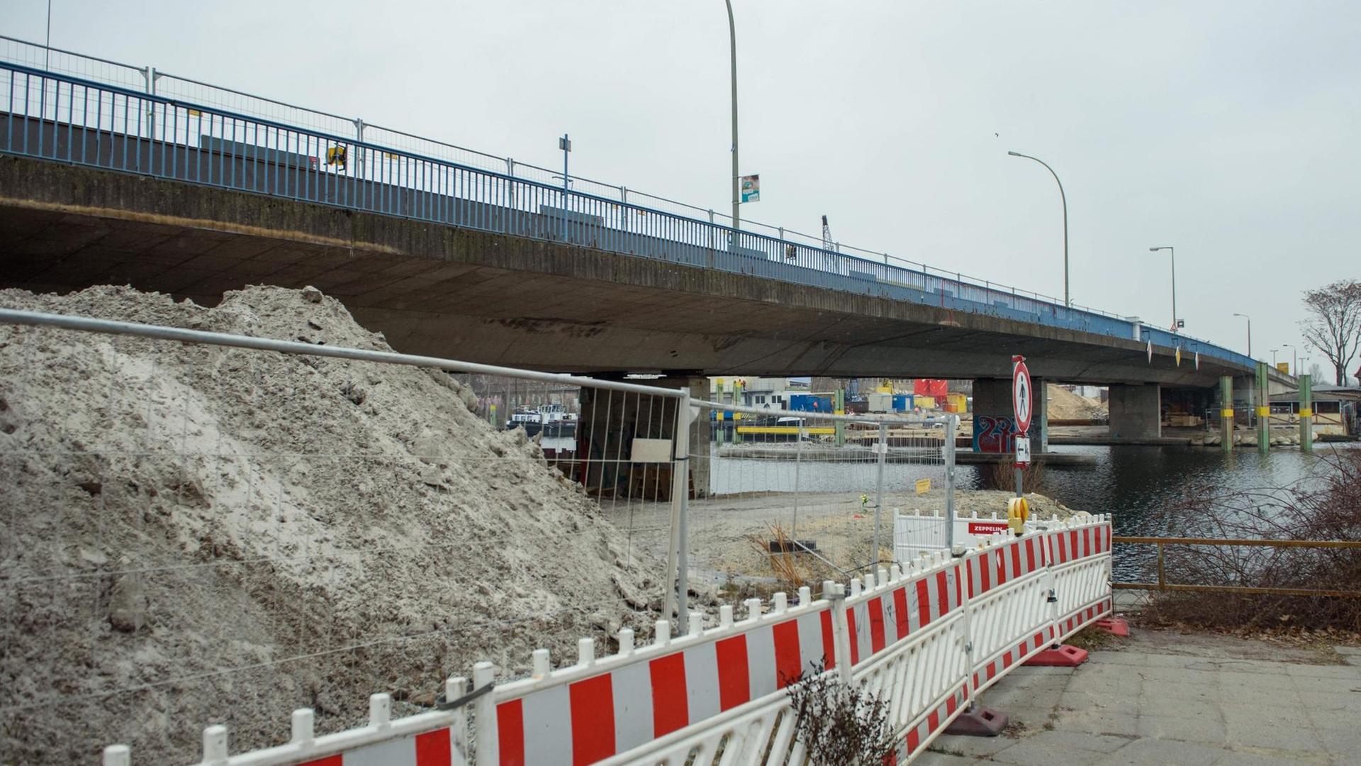Die Salvador-Allende-Brücke im Berliner Bezirk Treptow-Köpenick Die Salvador-Allende-Brücke im Berliner Bezirk Treptow-Köpenick
