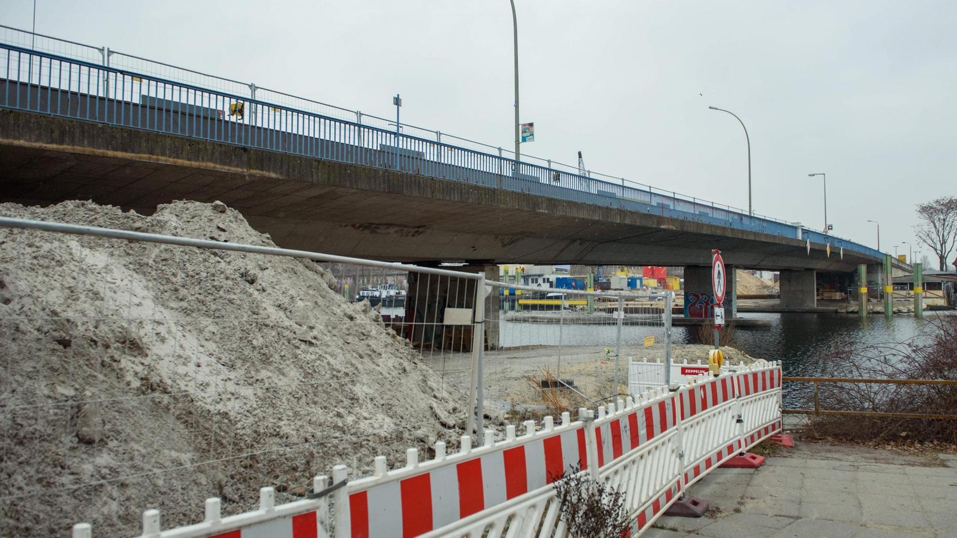 Die Salvador-Allende-Brücke im Berliner Bezirk Treptow-Köpenick