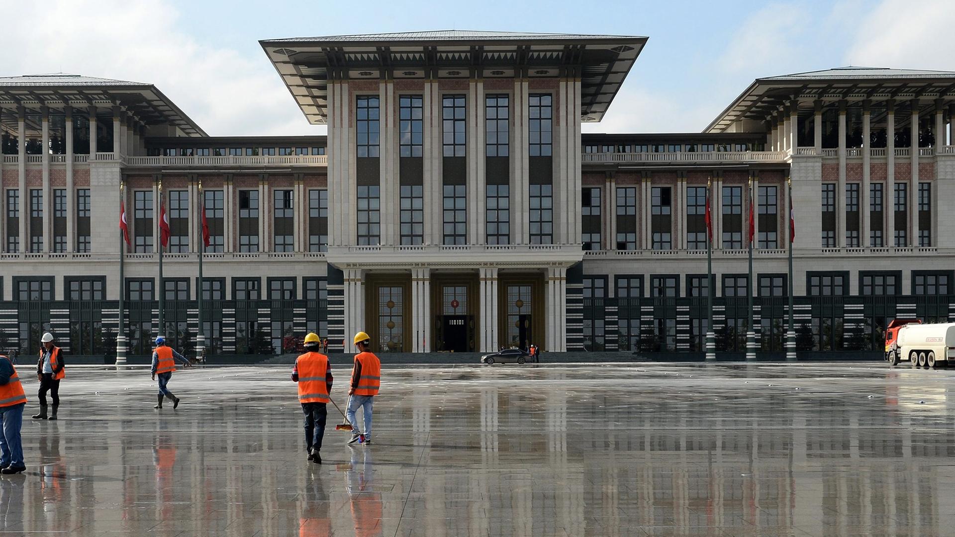 Blick auf den neuen Amtssitz von Tayyip Erdogan in Ankara, genannt "Der Weiße Palast"