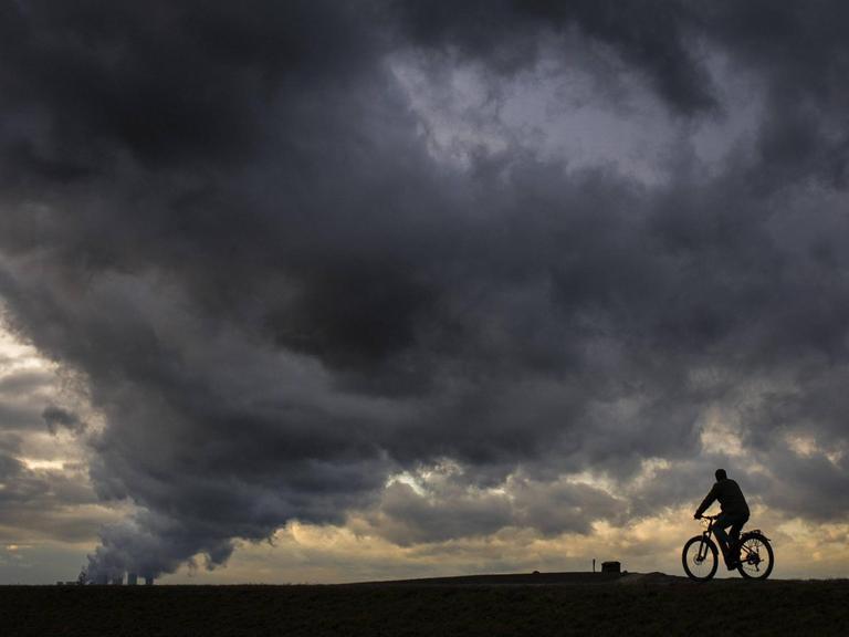 Ein Radfahrer zeichnet sich vor dem Braunkohlekraftwerk Boxberg ab, aufgenommen in Altliebel am 11.03.2019