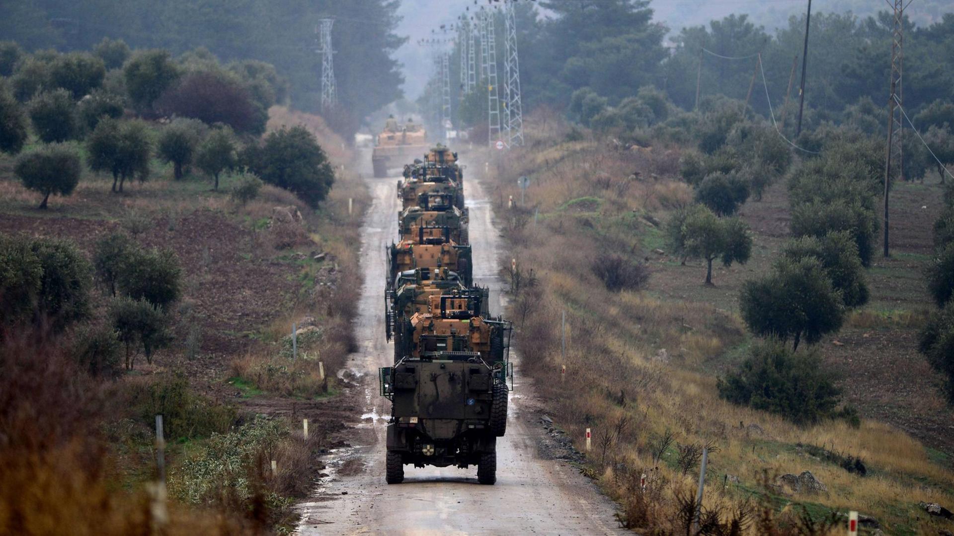 Türkische Truppen in der Nähe der syrischen Grenze in Hassa.