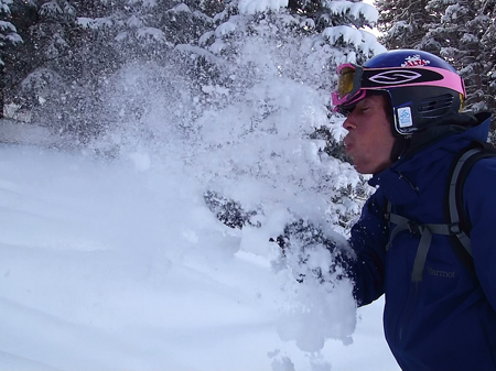 Skifahrer demonstriert den "Magic Powder"-Schnee in Utah Skifahrer demonstriert den "Magic Powder"-Schnee in Utah