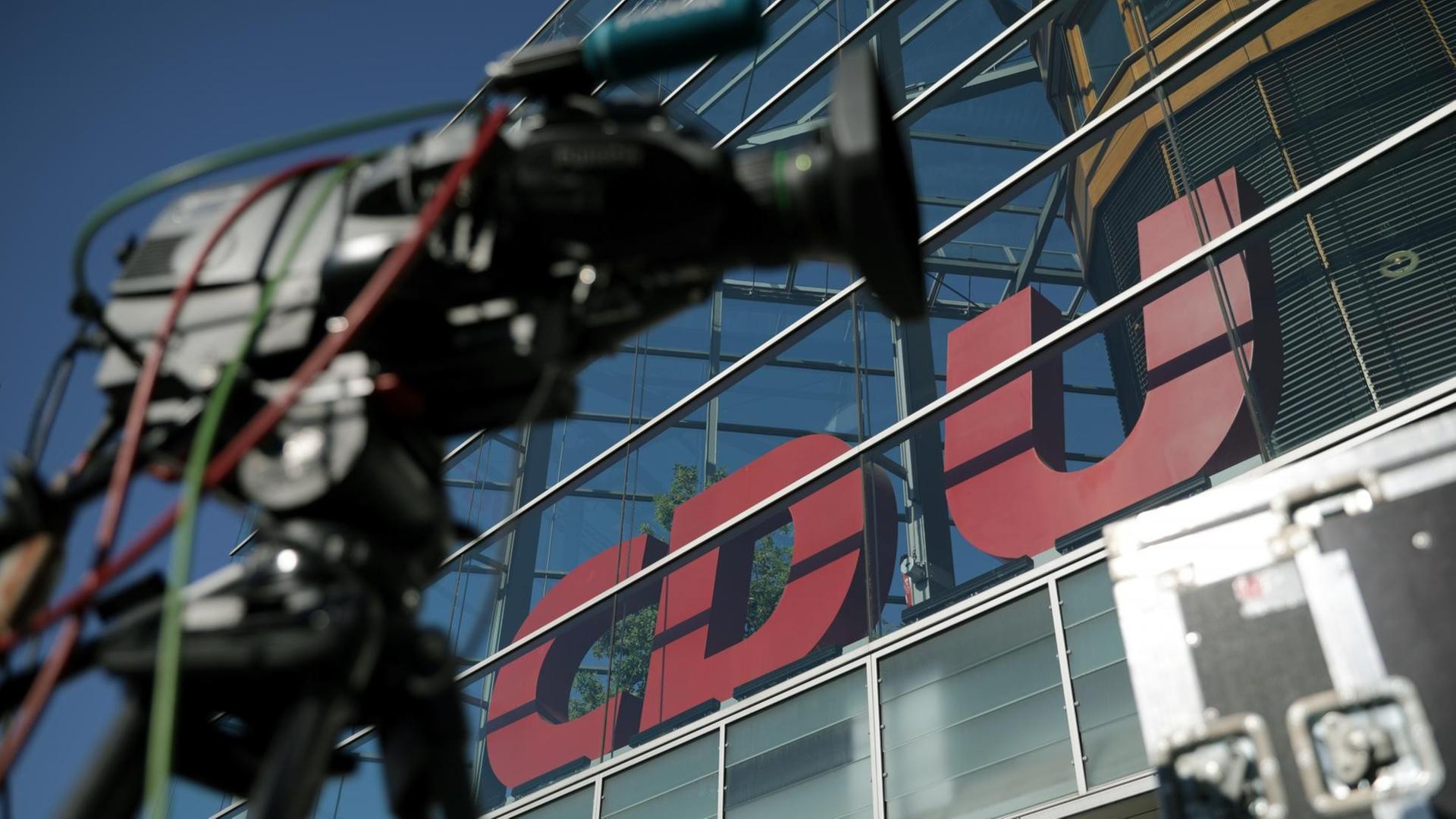 Die Kamera eines Fernsehteams steht auf einem Stativ vor der CDU-Zentrale