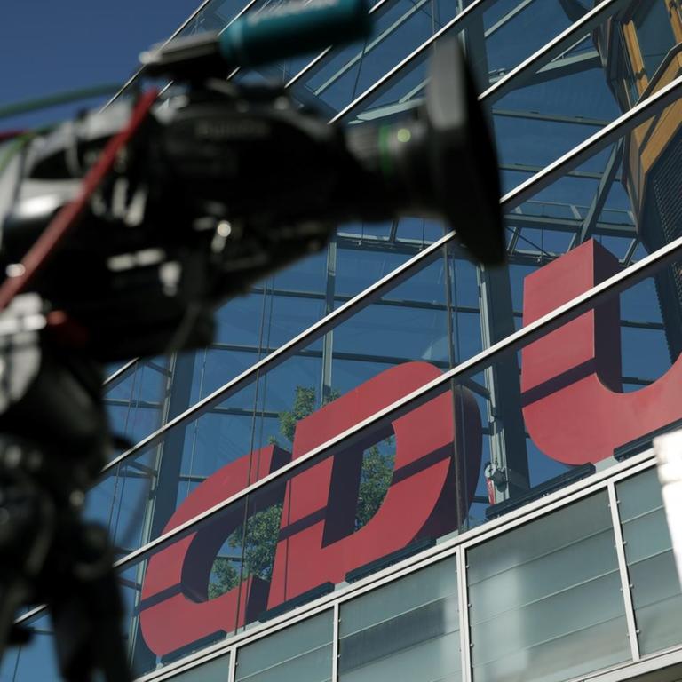 Die Kamera eines Fernsehteams steht auf einem Stativ vor der CDU-Zentrale