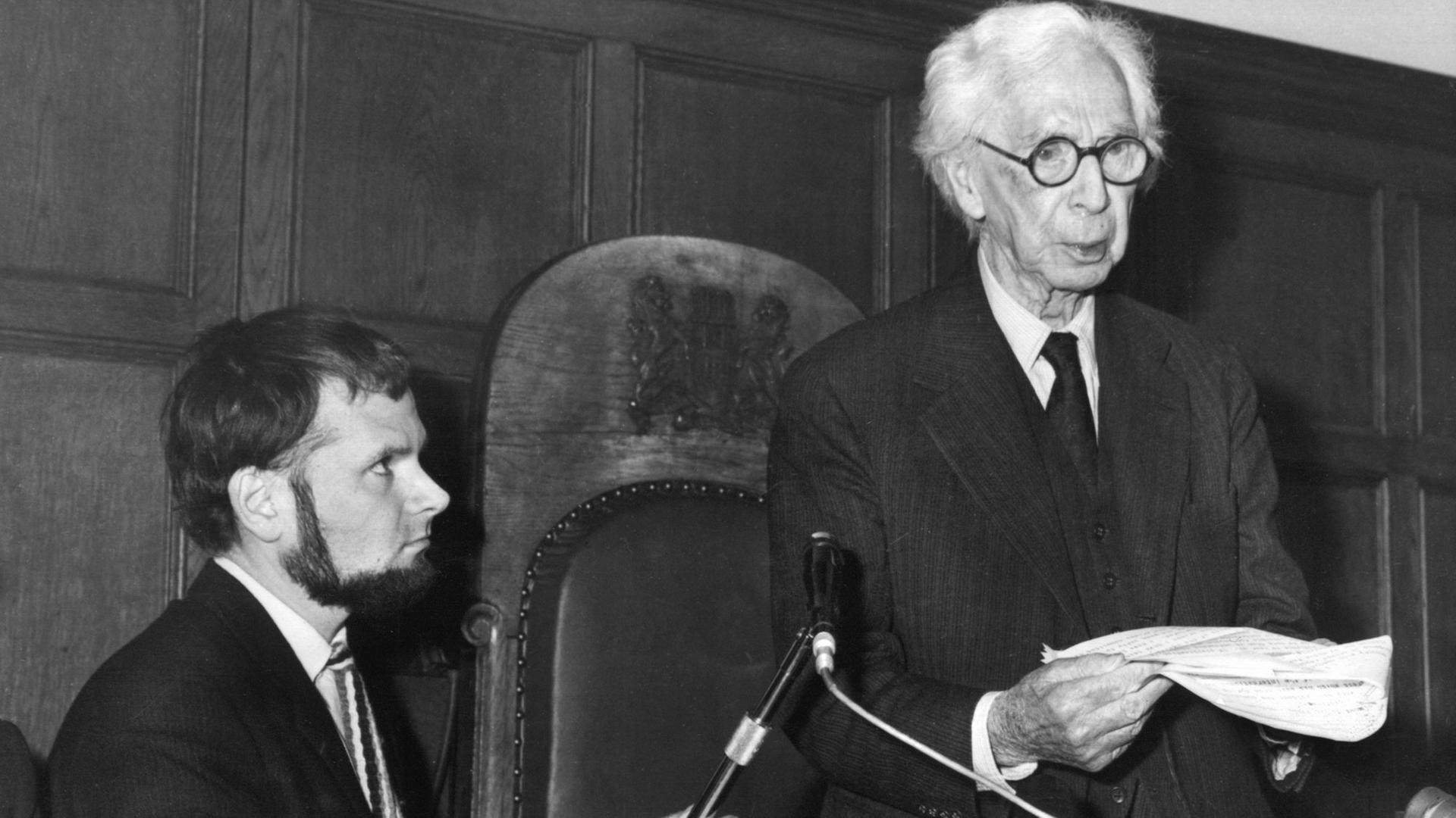 Der Friedensaktivist Betrand Russell 1966 auf einer Pressekonferenz in London - er war kurz darauf die treibende Kraft hinter dem gleichnamigen Tribunal