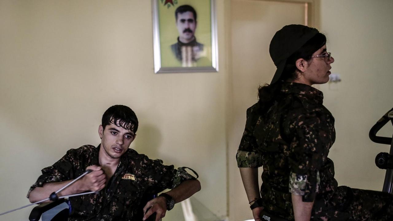 Rebellen der Kurdenmiliz YPG im Training im Militärkrankenhaus von Kobane.