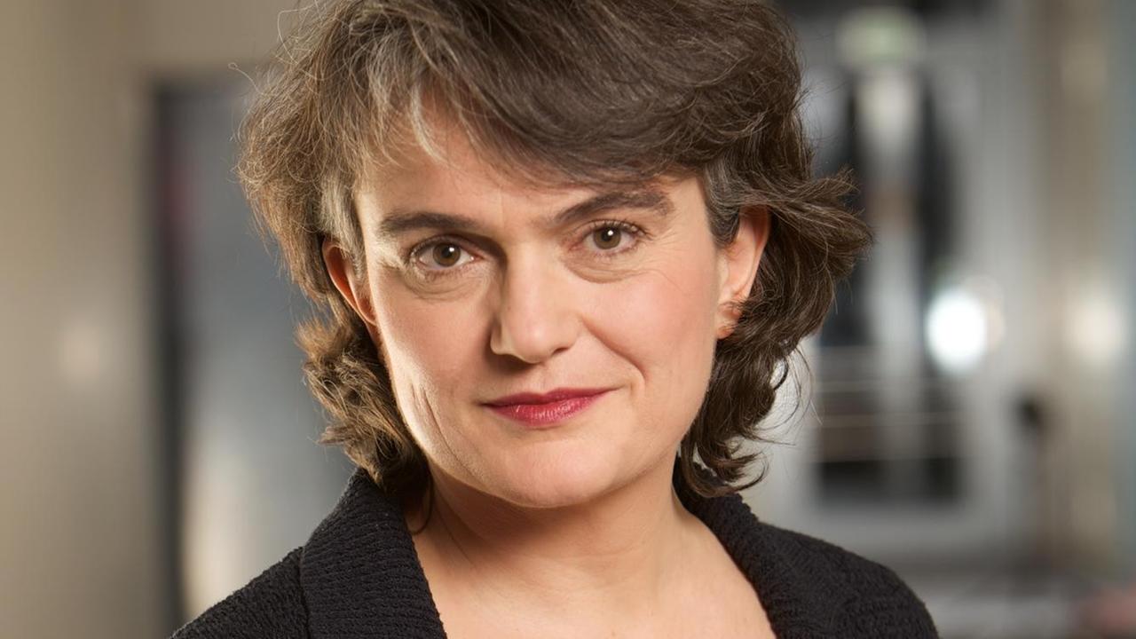 Iris Hanika blickt in Richtung des Betrachters.