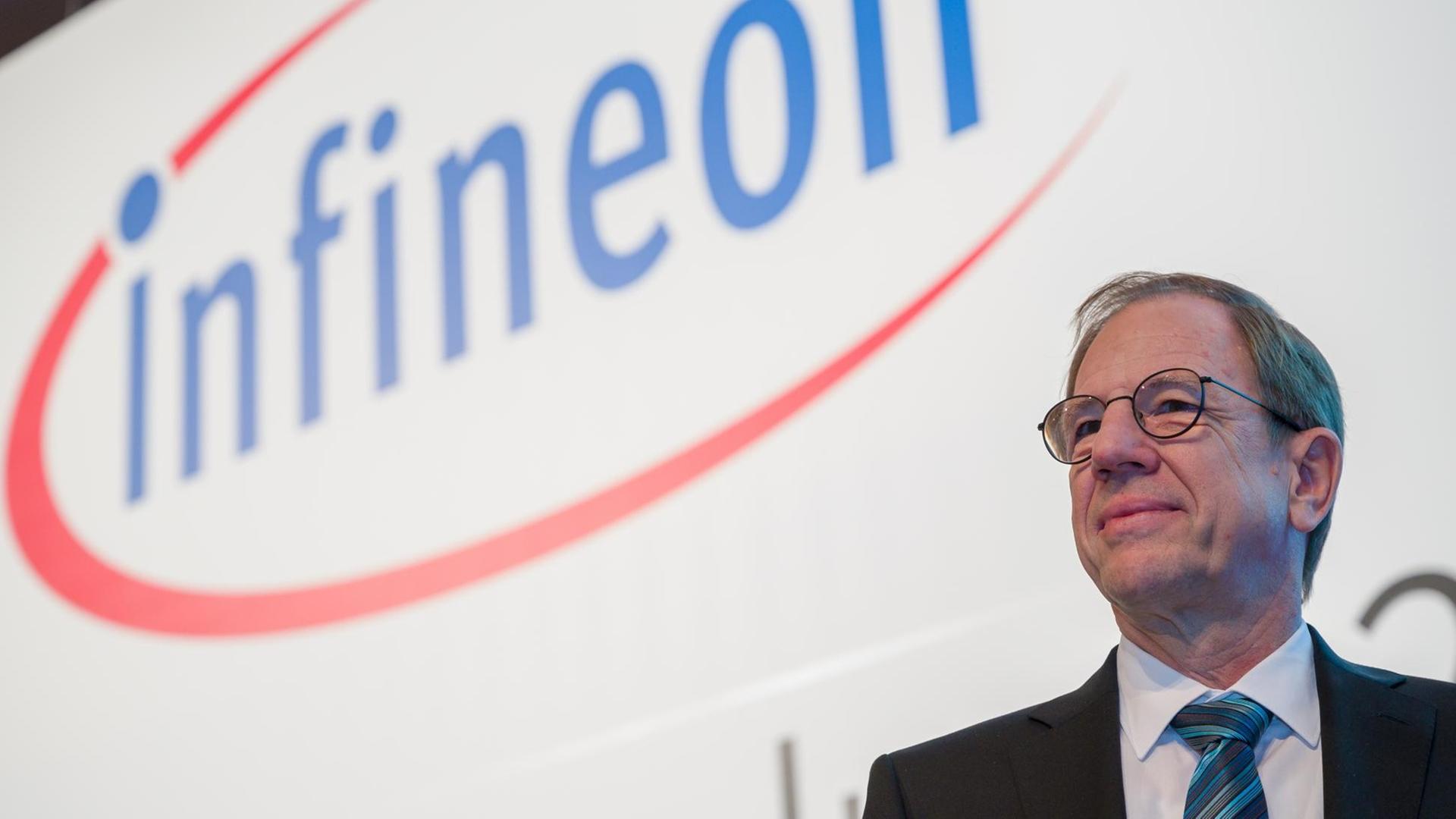 Reinhard Ploss, Infineon-Vorstandsvorsitzender, steht vor Beginn der Infineon Hauptversammlung auf der Bühne.